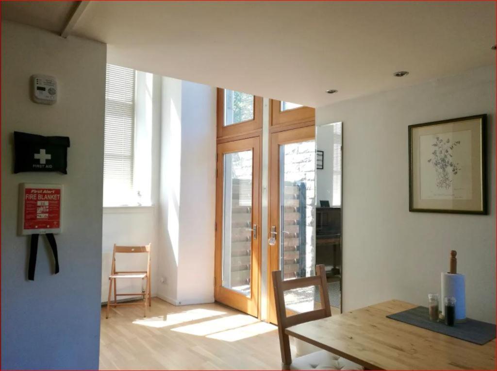 Central Mezzanine Apartment In Historic School Édimbourg Extérieur photo